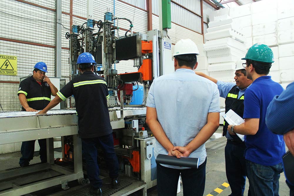 Especialistas de la Universidad de Cataluna y MTI visitan la Planta de Panelconsa (1)