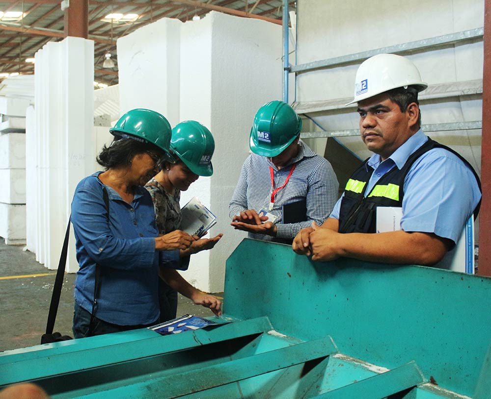 Especialistas de la Universidad de Cataluna y MTI visitan la Planta de Panelconsa (10)