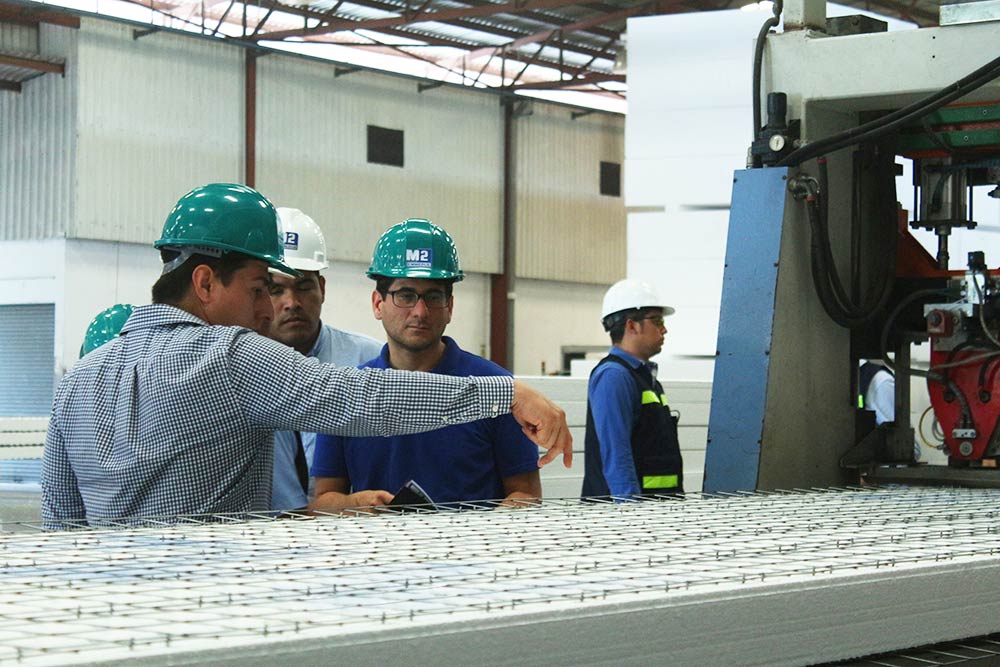 Especialistas de la Universidad de Cataluna y MTI visitan la Planta de Panelconsa (2)