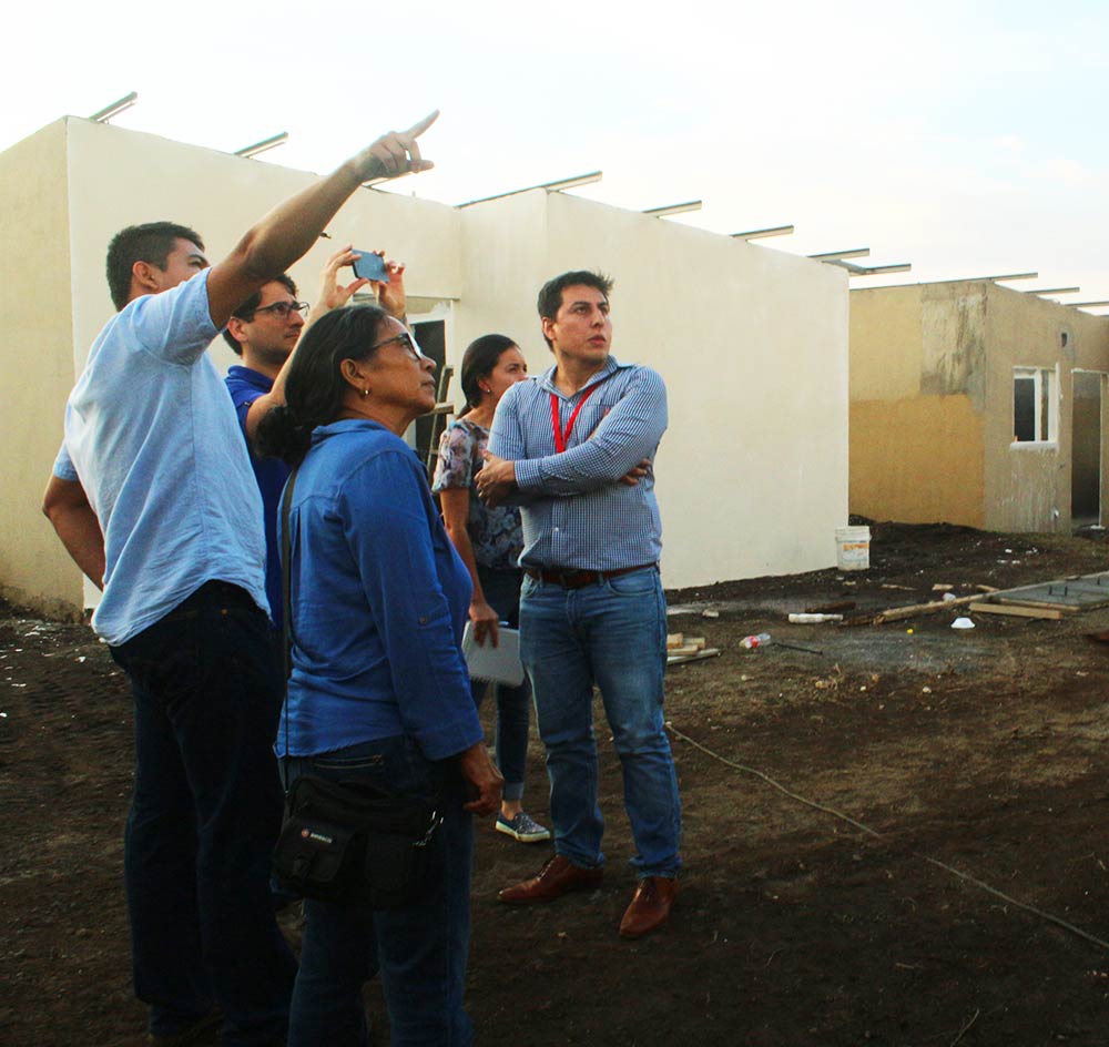 Especialistas de la universidad de cataluña y MTI visitan la planta de Panelconsa y el proyecto en construcción residencial san miguel